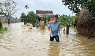 Mưa lũ, sạt lở chia cắt nhiều nơi ở Quảng Ngãi, Bình Định