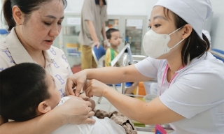 Các tỉnh, thành phố khẩn trương tổ chức chiến dịch tiêm vaccine phòng sởi