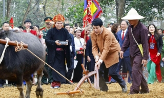 Chủ tịch nước Lương Cường cày ruộng trong lễ xuống đồng của người Mường