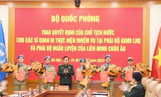 Trao Quyết định của Chủ tịch nước cho các sĩ quan lên đường gìn giữ hòa bình