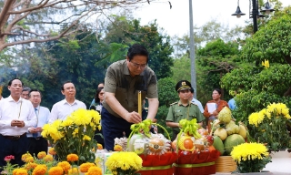 Thủ tướng Phạm Minh Chính dâng hương tri ân các Anh hùng liệt sĩ và thăm cựu tù tại Côn Đảo