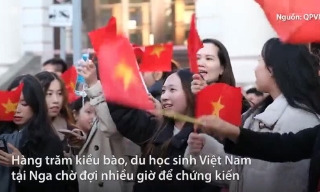 Người Việt tại Nga hát vang đón đoàn duyệt binh của Quân đội nhân dân Việt Nam