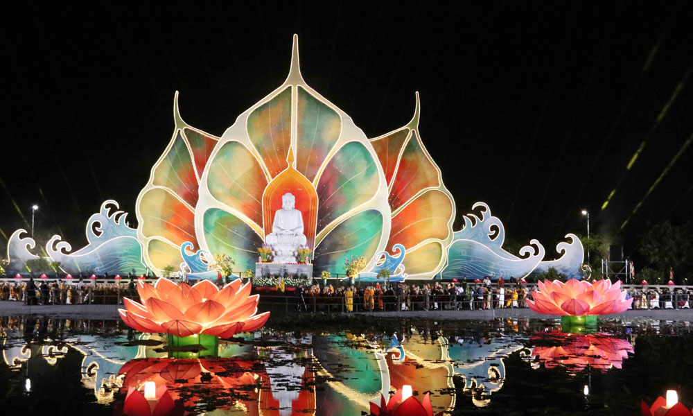  Hơn 10.000 người tham gia lễ thắp nến cầu hòa bình trong khuôn khổ Đại lễ Vesak 2025