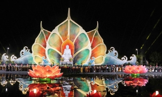 Hơn 10.000 người tham gia lễ thắp nến cầu hòa bình trong khuôn khổ Đại lễ Vesak 2025