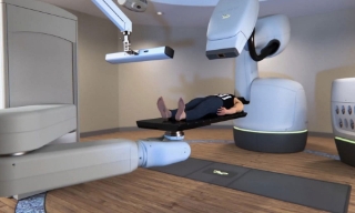 Bệnh viện đầu tiên tại Việt Nam đầu tư hệ thống robot xạ phẫu tích hợp trí tuệ nhân tạo điều trị ung thư