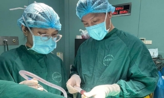 Bệnh nhân nói chuyện với bác sĩ suốt ca mổ não