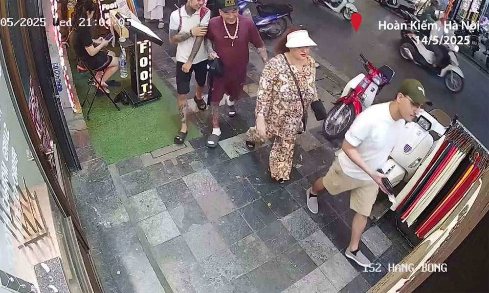  Chủ hàng bị nhóm khách nước ngoài 'thôi miên' để lấy tiền