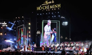 Xúc động chương trình nghệ thuật đặc biệt “Người là Hồ Chí Minh”