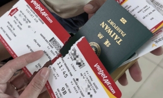 Cán bộ công an xé vé máy bay của khách nước ngoài bị đình chỉ công tác