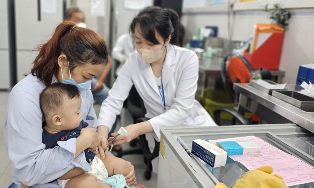  Thử nghiệm vaccine tay chân miệng ở Việt Nam hiệu quả hơn 99%