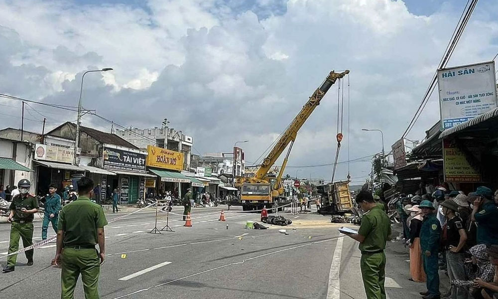  Ôtô lao vào nhà dân, tông nhiều người ở Quảng Ngãi