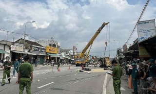 Ôtô lao vào nhà dân, tông nhiều người ở Quảng Ngãi