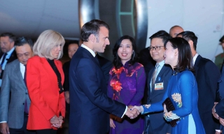 Tổng thống Pháp và Phu nhân bắt đầu thăm cấp Nhà nước tới Việt Nam