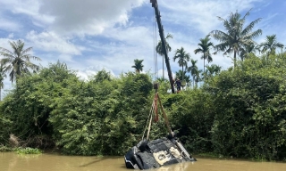 Ôtô lao xuống sông, hai ông cháu thoát nạn