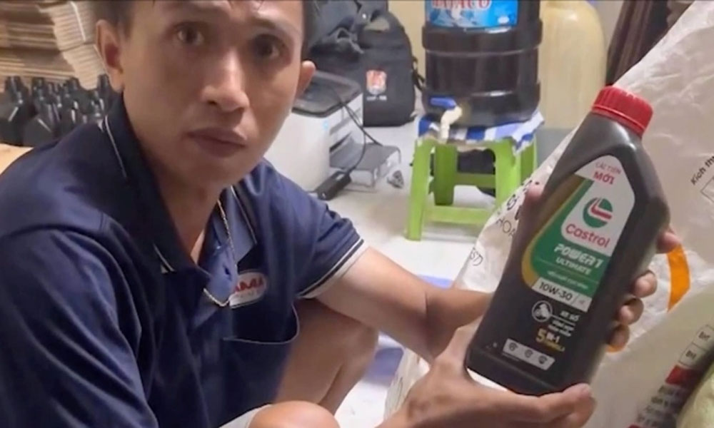  Triệt phá đường dây làm giả nhớt Castrol, Motul, Honda, Yamaha