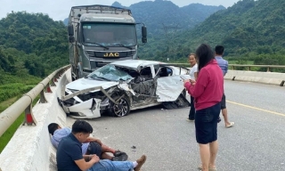 Xe tải lao xuống vực sâu 15 m sau va chạm