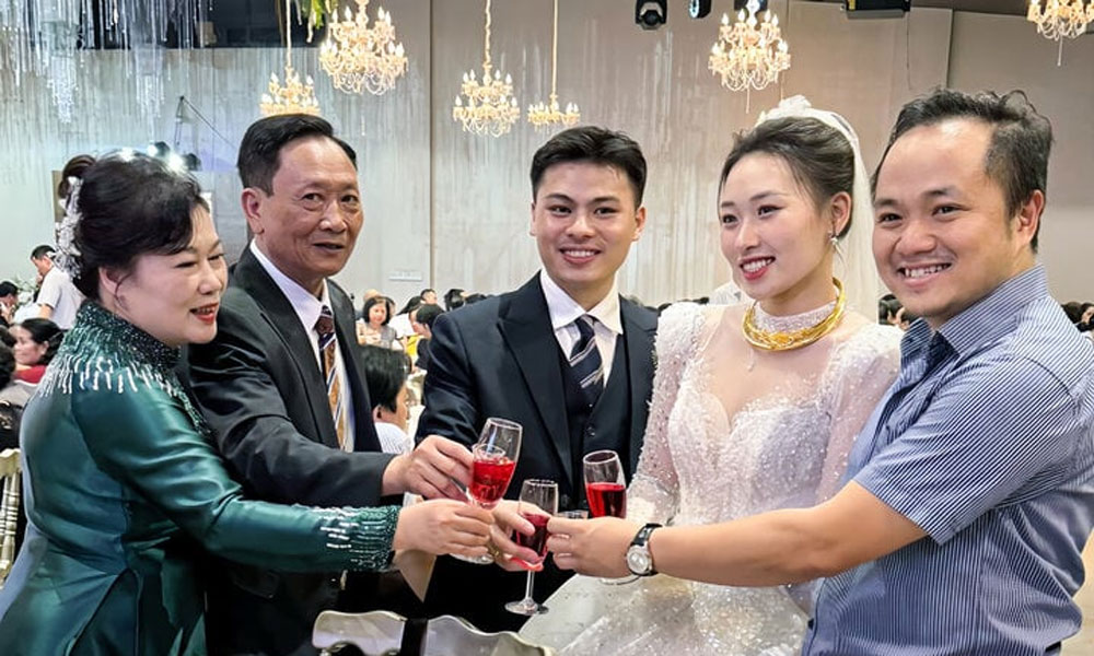 Bác sĩ Hà Nội bất ngờ được mời ăn cưới nữ bệnh nhân 6 năm trước