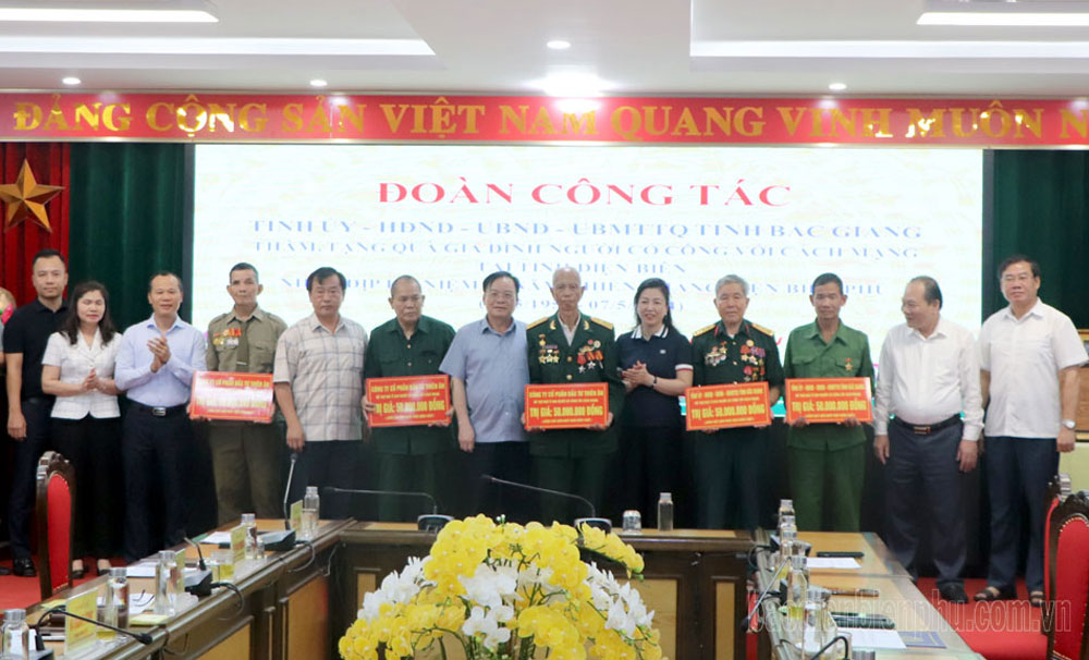 Đoàn công tác tỉnh Bắc Giang tặng quà người có công với cách mạng tại tỉnh Điện Biên