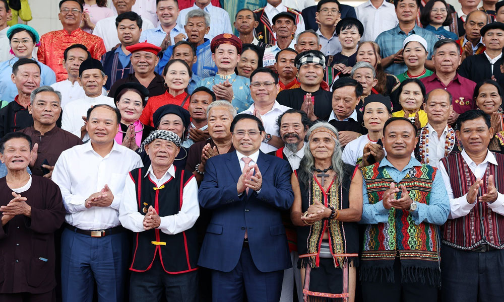 Thủ tướng Phạm Minh Chính gặp mặt Đoàn đại biểu các già làng, trưởng bản, nghệ nhân, người có uy tín tiểu biểu
