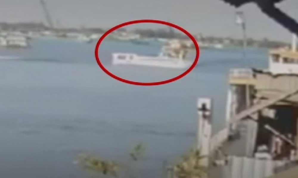 Khoảnh khắc tàu chở khách va chạm phà trên sông Tiền