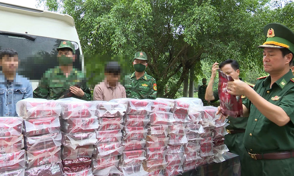 Phát hiện ô tô 16 chỗ biển số Lào chở 121 kg ma túy 