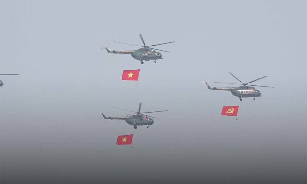 Cờ Tổ quốc được trực thăng kéo thế nào trên bầu trời Điện Biên?