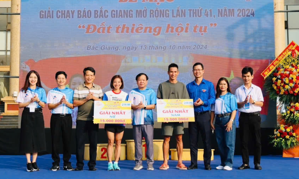  Giải chạy Báo Bắc Giang mở rộng năm 2024 - Đất thiêng hội tụ: Các VĐV Nguyễn Thị Oanh, Phạm Tiến Sản vô địch cự ly 21 km