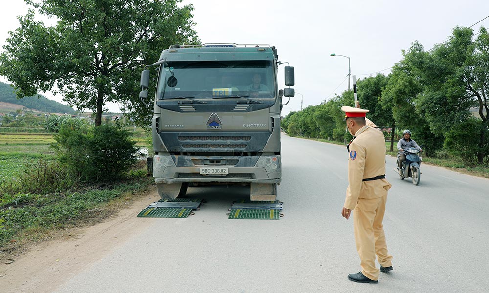  Cuối năm, tập trung xử lý vi phạm giao thông 