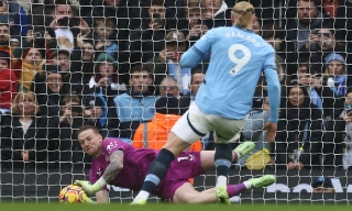 Haaland đá hỏng phạt đền trong trận hòa của Man City