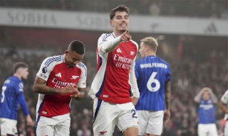 Arsenal thắng Ipswich Town vươn lên nhì bảng ở giải Ngoại hạng Anh