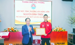 Hải Phòng thưởng 550 triệu đồng cho thủ môn Nguyễn Đình Triệu