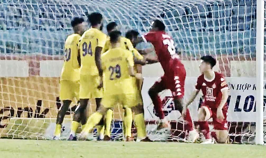  Ngoại binh Hải Phòng đánh vào mặt đối thủ ở V-League