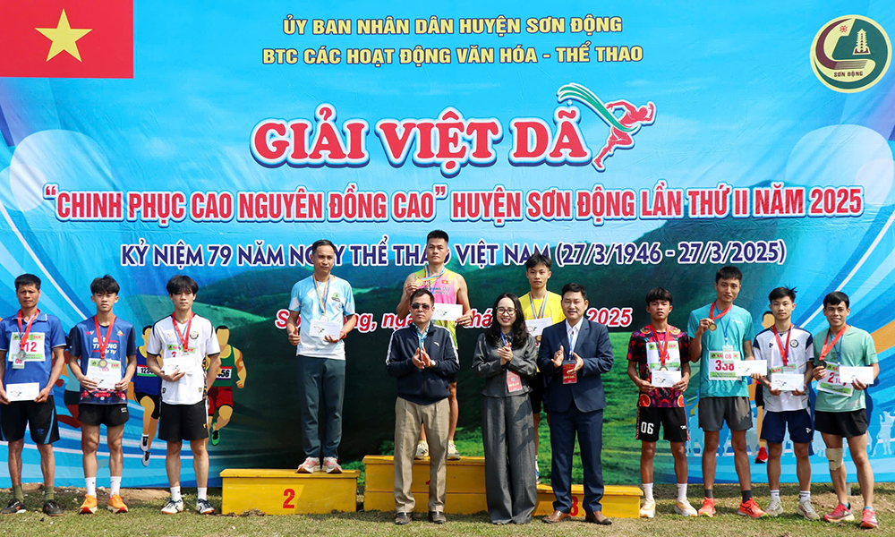  Gần 900 vận động viên tham gia giải chạy “Chinh phục cao nguyên Đồng Cao”