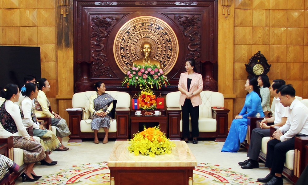 Bac Giang provincial leader receives Women's Union of Xaysomboun province (Laos)