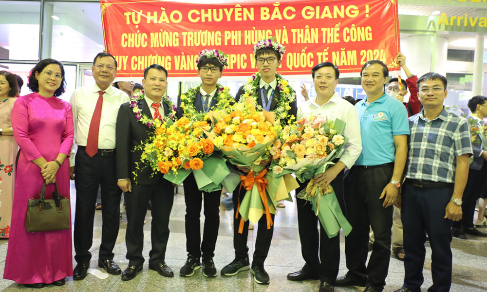 Bac Giang’s two gold medalists warmly welcomed home from Iran 