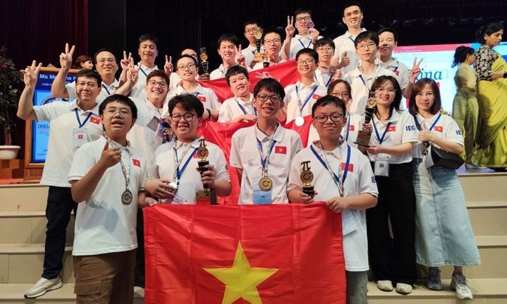 Vietnamese students win big at international math competition in India