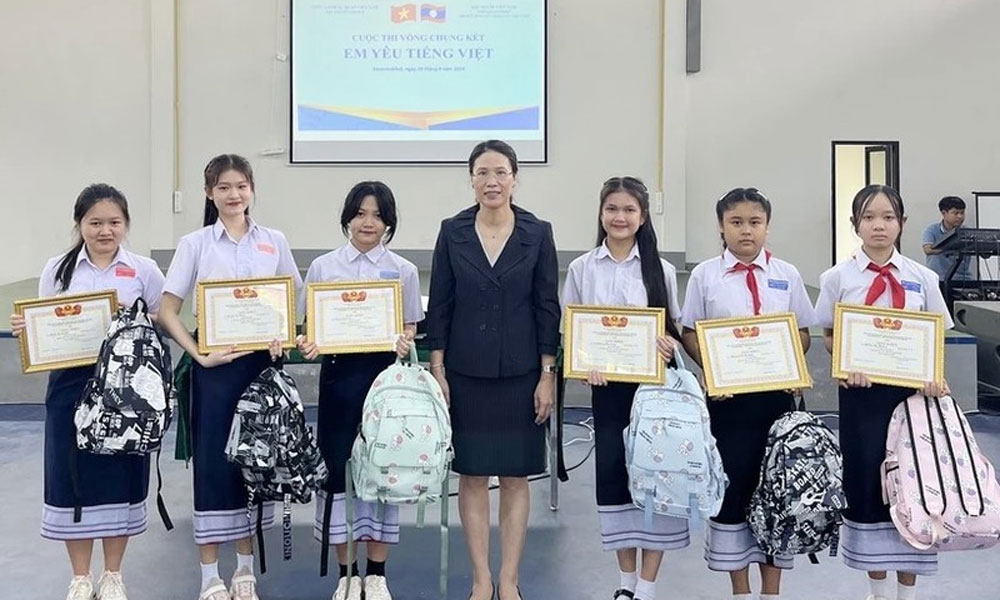 Vietnamese-language eloquent contest held in Laos