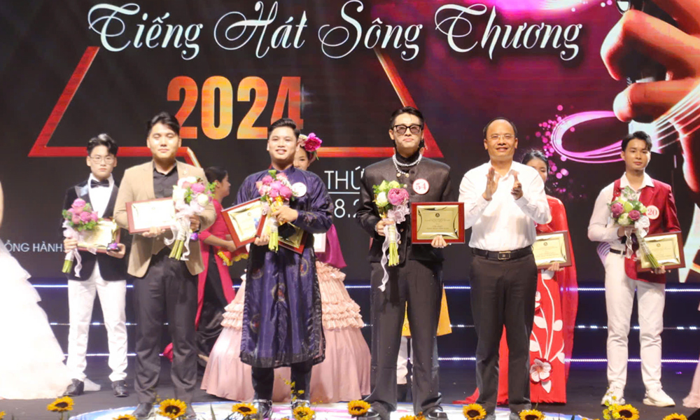 Contestant from Bac Giang province wins first prize in folk music category of "Song Thuong Singing" contest