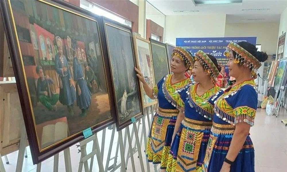 Painting exhibition highlights colours of Cao Bang mountains and rivers opens