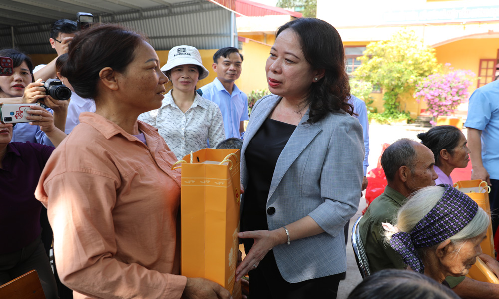 Vice President Vo Thi Anh Xuan visits and presents gifts to flood victims in Bac Giang 