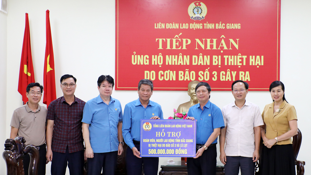 Vice President of the Vietnam General Confederation of Labor supports Bac Giang province to overcome the consequences of storm No. 3. 