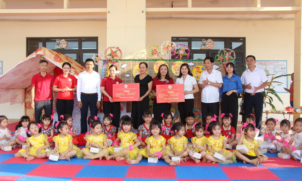 Bac Giang provincial leader, agencies and businesses give Mid-Autumn gifts to children