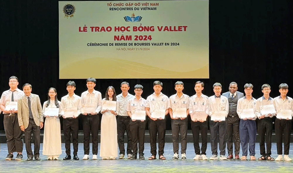 10 Bac Giang students awarded Vallet scholarships