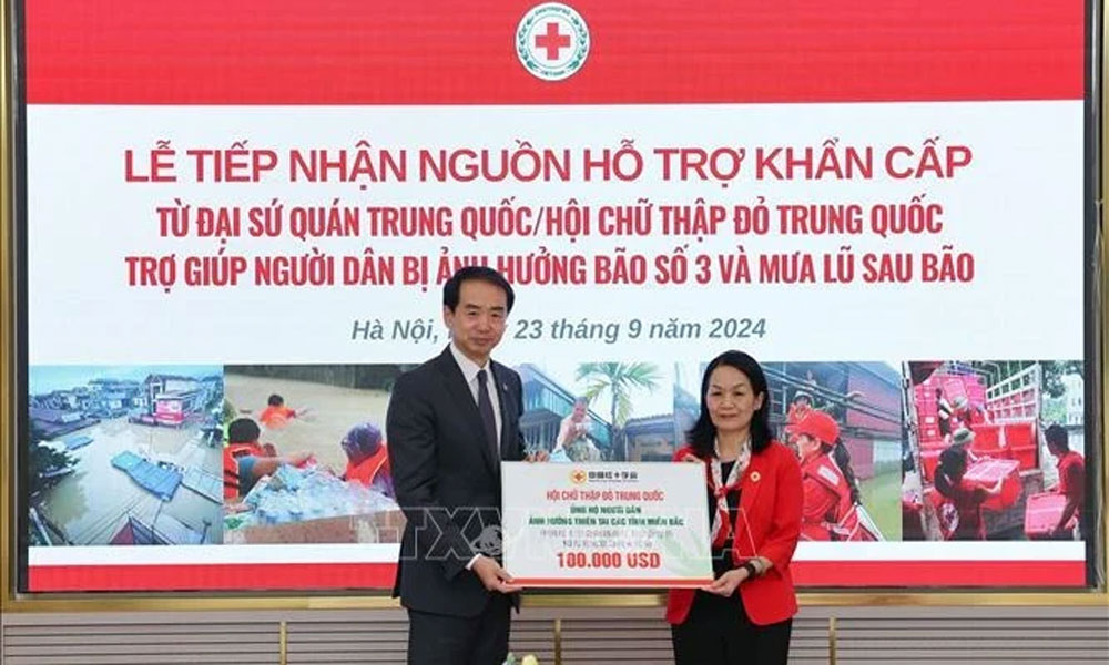 Vietnam receives 100,000 USD in Chinese donation for Typhoon Yagi victims