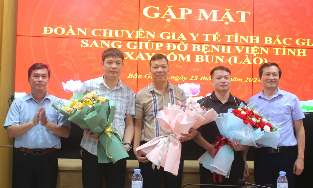 Bac Giang dispatches medical experts to support Laos hospital in Xaysomboun province