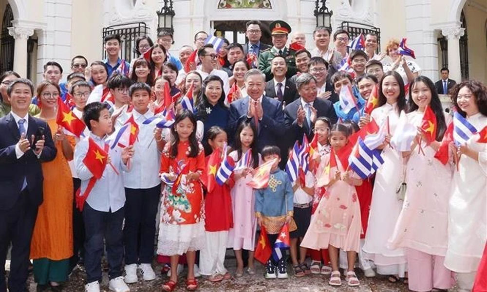 Party, State leader gives encouragement to Vietnamese Embassy, community in Cuba