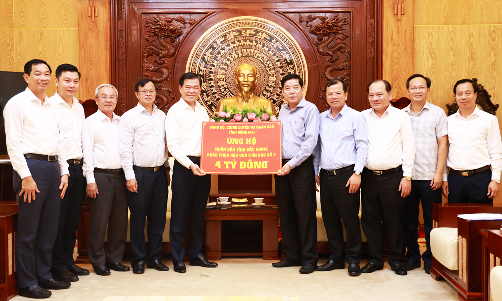 Dong Nai Provincial Party Chief visits and supports people of Bac Giang province to overcome storm No. 3’s aftermath 