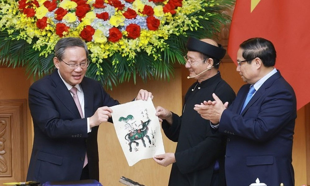 Vietnamese, Chinese government leaders experience making of Dong Ho folk painting