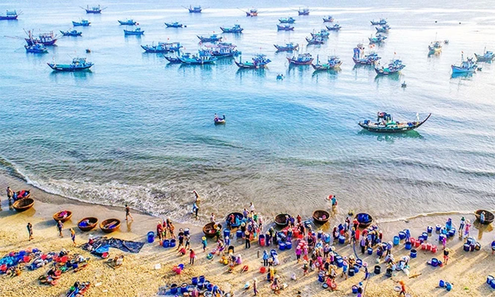 Visiting a fishing village to taste ocean flavours