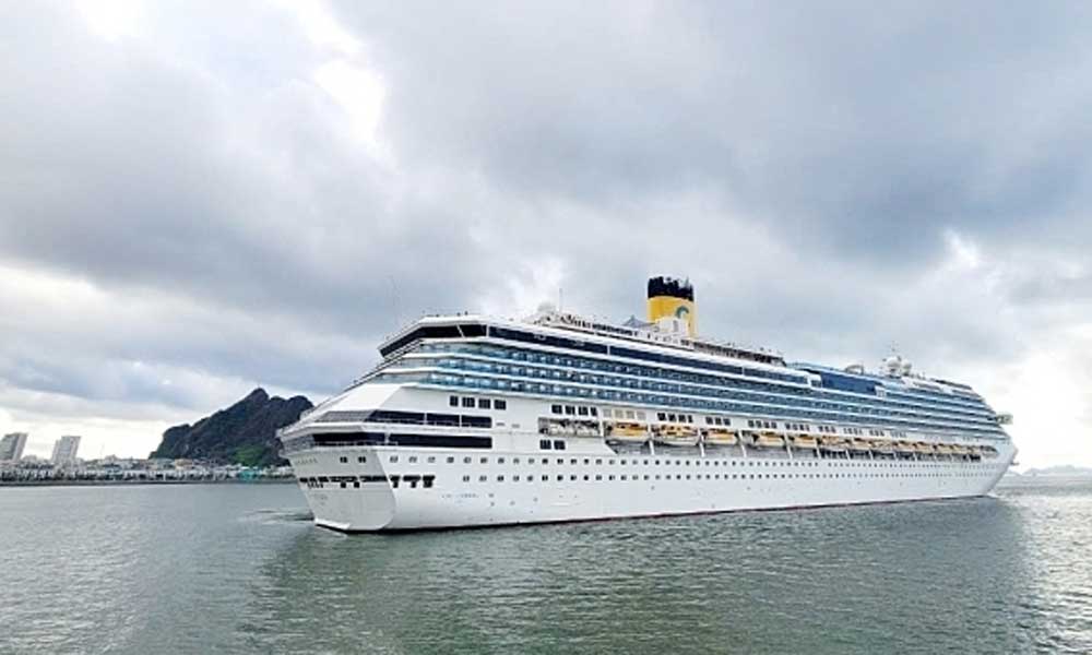 3,000 tourists arrive in Ha Long on five-star cruise ship